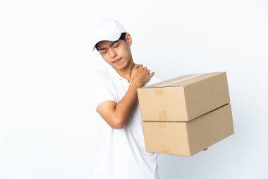 Çinli bir adam beyaz arka planda izole edilmiş omuz ağrısından muzdarip.