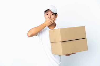 Çinli adam beyaz arka planda izole edilmiş, ağzı elle kapatıyor.