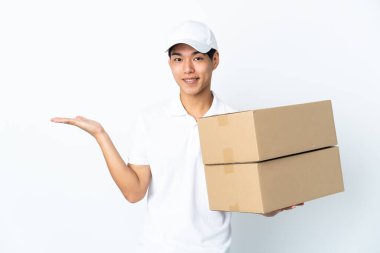 Beyaz arka planda izole edilmiş Çinli bir teslimatçı. Avucunun içinde hayali bir ilan tutuyor.