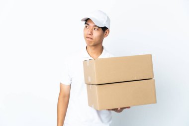 Çinli adam beyaz arka planda izole edildi.