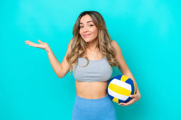 Young Caucasian Woman Playing Volleyball Isolated Blue Background Having Doubts — ストック写真
