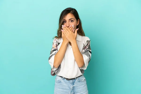 Junge Frau Über Isoliertem Blauem Hintergrund Der Mund Mit Händen — Stockfoto
