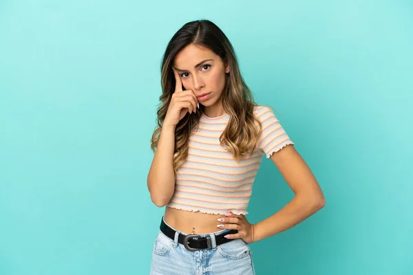 Jovem Mulher Sobre Fundo Azul Isolado Pensando Uma Ideia — Fotografia de Stock