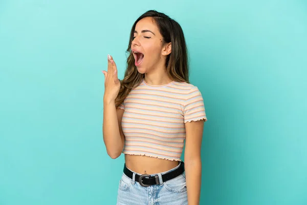 Mujer Joven Sobre Fondo Azul Aislado Bostezando Cubriendo Boca Abierta — Foto de Stock