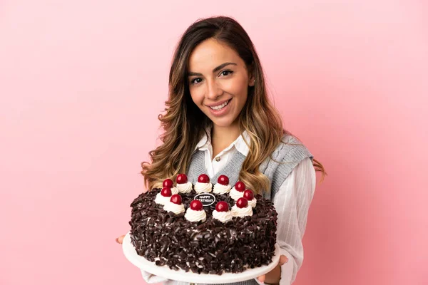 Mujer Joven Sosteniendo Pastel Cumpleaños Sobre Fondo Rosa Aislado —  Fotos de Stock