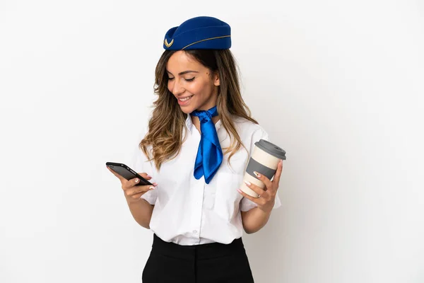 Letadlo Letuška Nad Izolované Bílé Pozadí Držení Kávy Odnést Mobilní — Stock fotografie