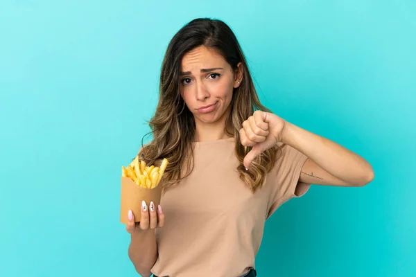 Junge Frau Hält Gebratene Chips Über Isoliertem Hintergrund Und Zeigt — Stockfoto