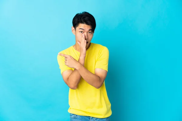 Young Chinese Man Isolated Blue Background Pointing Side Present Product — Stock Photo, Image