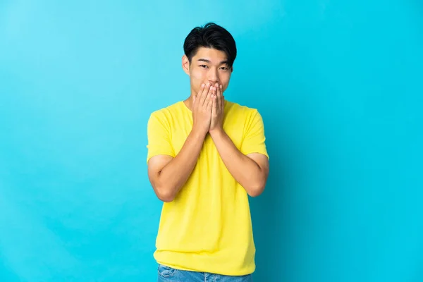 Jeune Homme Chinois Isolé Sur Fond Bleu Heureux Souriant Couvrant — Photo