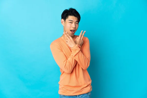 Young Chinese Man Isolated Blue Background Smiling Showing Victory Sign — Stock Photo, Image