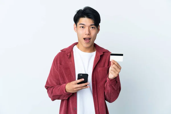 Fiatal Kínai Férfi Elszigetelt Fehér Háttér Vásárol Mobil Kezében Egy — Stock Fotó