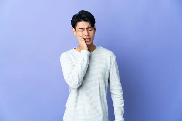 Young Chinese Man Isolated Purple Background Toothache — Stok fotoğraf