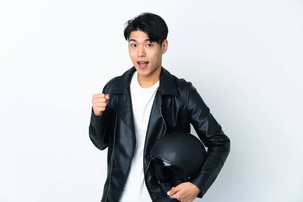 Hombre Chino Con Casco Moto Aislado Sobre Fondo Blanco Celebrando — Foto de Stock