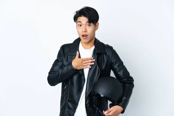 Hombre Chino Con Casco Motocicleta Aislado Sobre Fondo Blanco Sorprendido — Foto de Stock