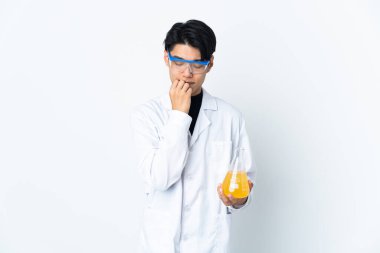 Genç Çinli bilim adamı beyaz arka planda kuşkuları var.