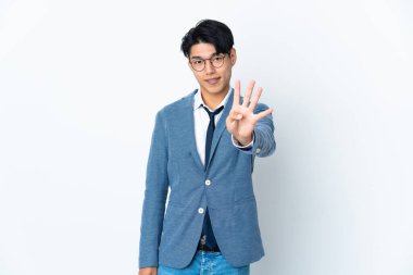 Genç Çinli iş adamı beyaz arka planda izole edilmiş mutlu ve parmakları olan dört kişi sayıyor.