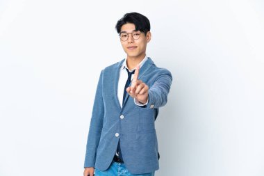 Genç Çinli iş adamı beyaz arka planda izole edilmiş ve parmağını kaldırıyor.