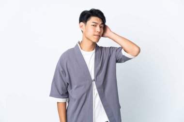 Beyaz arka planda yalnız yaşayan genç Çinli adamın şüpheleri var.