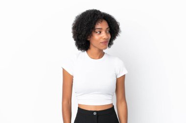 Beyaz arka planda izole edilmiş genç Afrikalı Amerikalı bir kadın.