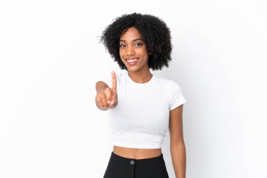 Beyaz arka planda izole edilmiş genç Afrikalı Amerikalı kadın parmağını kaldırıyor ve gösteriyor.