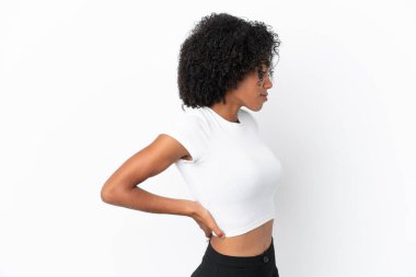 Genç Afrikalı Amerikalı kadın, beyaz arka planda izole edilmiş, çaba gösterdiği için sırt ağrısı çekiyor.