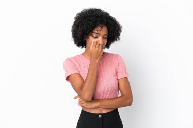 Genç Afrikalı Amerikalı kadın beyaz arka planda izole edilmiş.