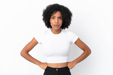 Genç Afrikalı Amerikalı kadın beyaz arka planda izole edilmiş kızgın.