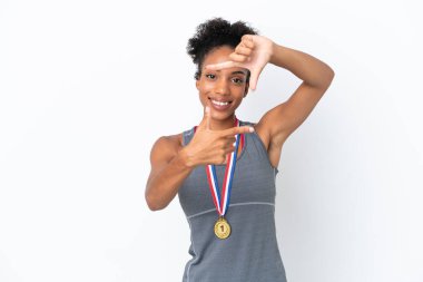Madalyaları beyaz arka planda, odaklanan yüzü olan genç Afrikalı Amerikalı bir kadın. Çerçeve sembolü