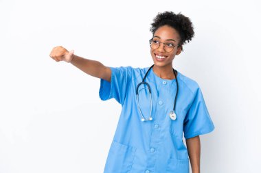 Genç cerrah Afrikalı Amerikalı doktor kadın beyaz arka planda izole edilmiş bir şekilde baş parmak hareketi yapıyor.