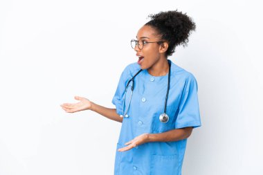 Genç cerrah Afrikalı Amerikalı doktor kadın, beyaz arka planda yalıtılmış ve yüzünde sürpriz bir ifade var.