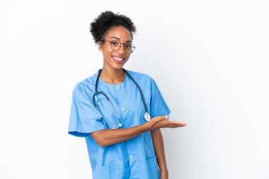 Genç cerrah Afrikalı Amerikalı kadın izole edilmiş beyaz arka planda gülümserken bir fikir sunuyor.
