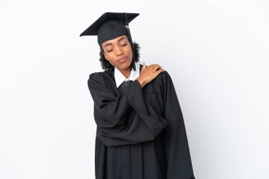 Genç üniversite mezunu Afrikalı Amerikalı bir kadın, beyaz arka planda izole edilmiş, omuz ağrısından muzdarip, gayret gösterdiği için.