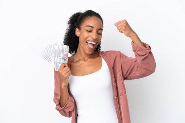 Genç Afrikalı Amerikalı kadın, beyaz arka planda zaferi kutlayan bir sürü para alıyor.