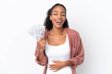 Genç Afrikalı Amerikalı kadın, beyaz arka planda izole edilmiş bir sürü para alıyor, gülümsüyor.