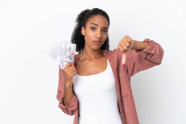 Genç Afrikalı Amerikalı bir kadın, beyaz arka planda izole edilmiş bir sürü para alıyor.