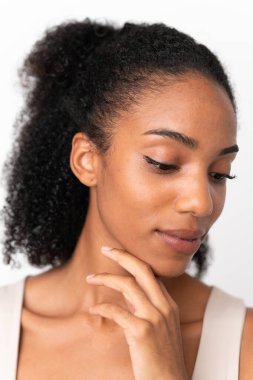 Beyaz arka planda izole edilmiş genç Afrikalı Amerikalı kadın.