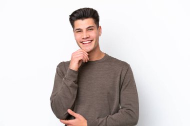 Beyaz fırında yapayalnız kalmış yakışıklı beyaz adam gülüyor.