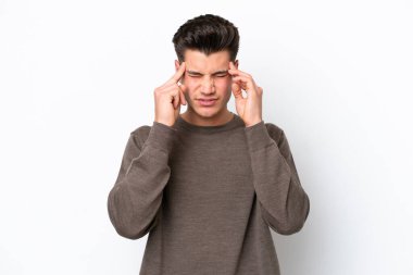 Beyaz fırında başağrısı olan yakışıklı beyaz bir adam.