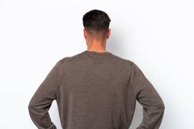 Beyaz tenli, yakışıklı, beyaz tenli bir adam arka koltukta izole edilmiş.