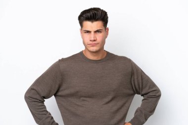 Beyaz fırında izole edilmiş yakışıklı beyaz adam kızgın.