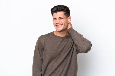 Beyaz fırında boynu ağrıyan yakışıklı beyaz bir adam.