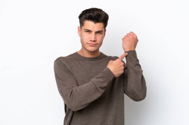 Beyaz bakkalda izole edilmiş yakışıklı beyaz adam geç kalma jesti yapıyor.