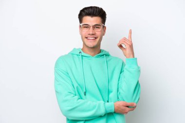 Beyaz fırında izole edilmiş yakışıklı beyaz adam mutlu ve yukarı bakıyor.