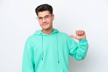 Beyaz fırında soyutlanmış yakışıklı beyaz adam gururlu ve kendini beğenmiş.