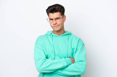 Beyaz fırında izole edilmiş yakışıklı beyaz adam mutsuz bir ifadeyle