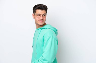 Beyaz fırında izole edilmiş yakışıklı beyaz bir adam. Portre