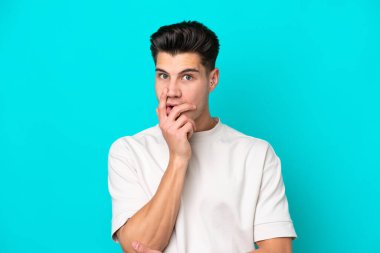 Genç, yakışıklı, beyaz bir adam, mavi fırında tek başına.