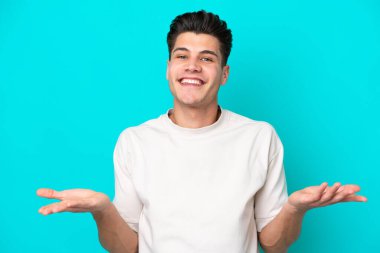 Genç, yakışıklı, beyaz bir adam mavi fırında mahsur kalmış, kuşkuları var.