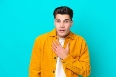 Genç, beyaz, mavi fırında izole edilmiş bir adam kendini işaret ediyor.