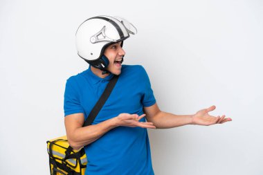 Beyaz arka planda termal sırt çantalı beyaz yüzlü genç beyaz bir adam.